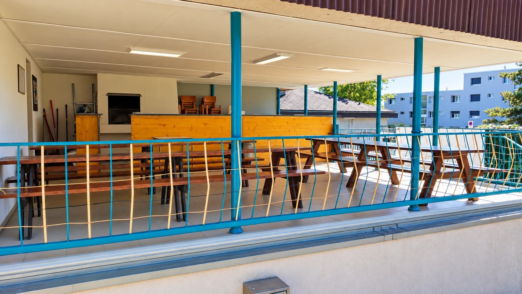 La terrasse couverte de la cantine